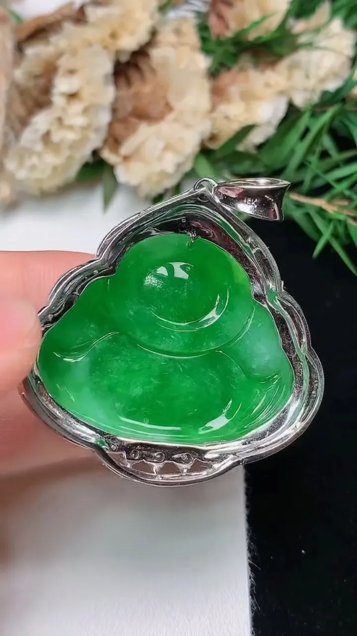 天然A货翡翠佛公吊坠，尺寸46.2-38.5-11裸石25.8-33.7，重量:18.03g
12月13日