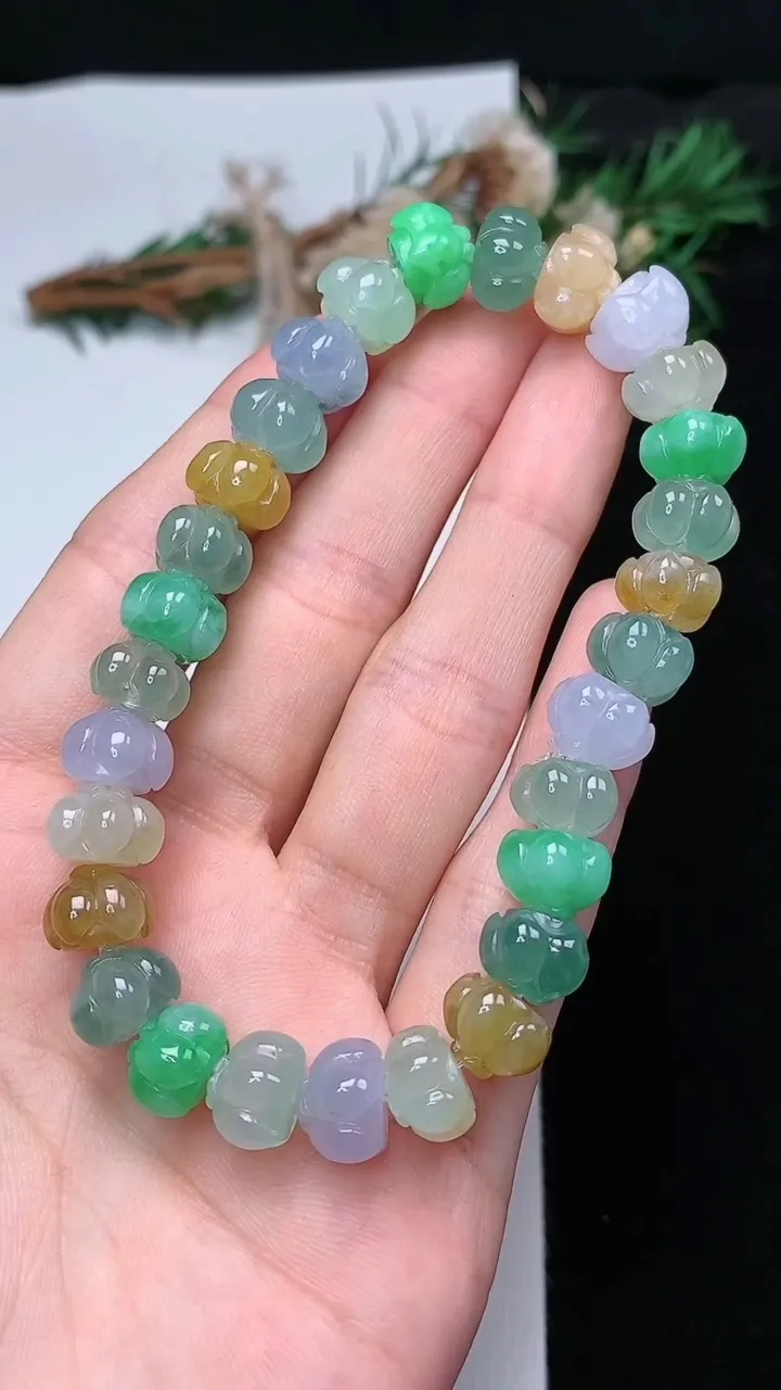 天然A货翡翠三彩莲蓬手串，尺寸9.5-7-29颗，重量:32.21g12月13日
工厂直销收藏佳品,种好水足，色泽均匀，有种有色，上手高大气！