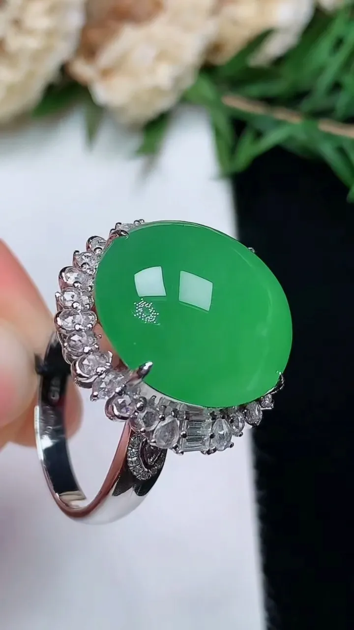 天然A货翡翠蛋面戒指，尺寸17.7-17-15.6，重量:8.36g2025年12月13日
工厂直销收藏佳品,种好水足，色泽均匀，有种有色，上手高大气！