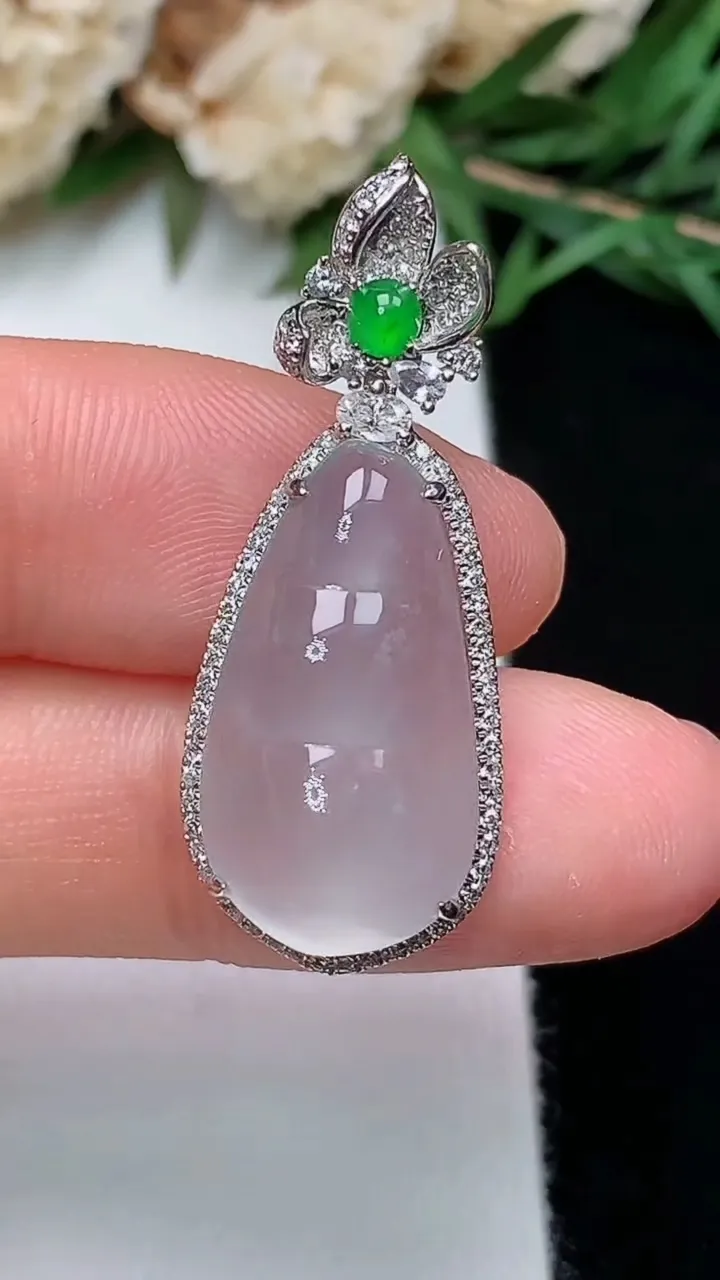 天然A货翡翠白冰福豆吊坠，尺寸33-13-9，裸石20.5-11，重量:4.03g
12月13日