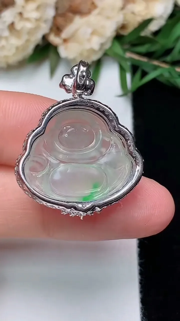 天然A货翡翠佛公吊坠，尺寸28.2-22.6-9.4，裸石16.6-19.6，重量:4.34g
12月13日