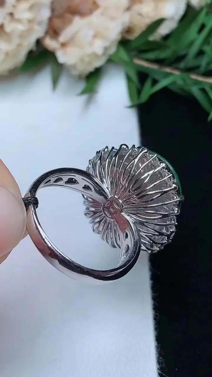 天然A货翡翠蛋面戒指，尺寸17.7-17-15.6，重量:8.36g2025年12月13日
工厂直销收藏佳品,种好水足，色泽均匀，有种有色，上手高大气！