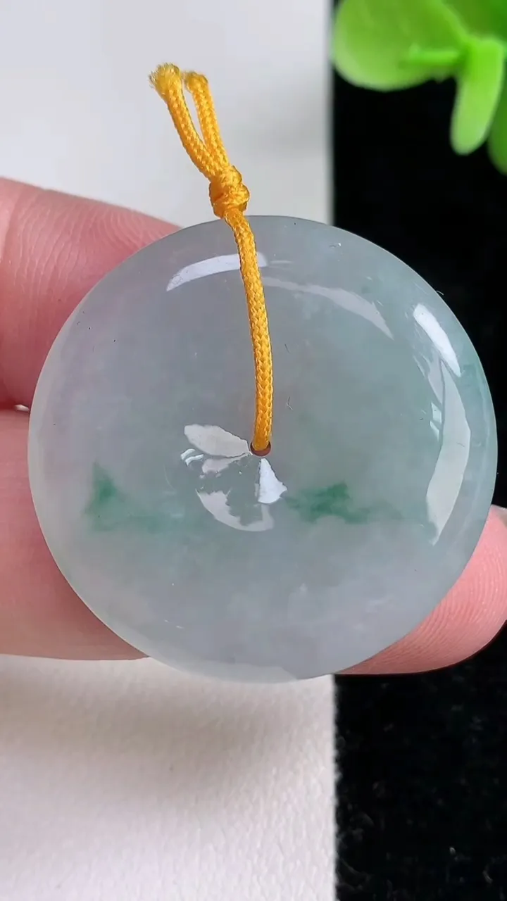 天然A货翡翠飘花平安扣吊坠，尺寸31.5-5.8，重量:12.52g
12月13日