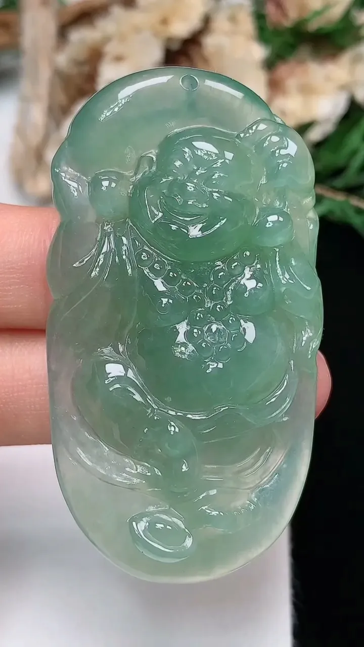 天然A货翡翠逍遥佛吊坠，尺寸52.4-28.3-8，重量:20.19g
12月13日