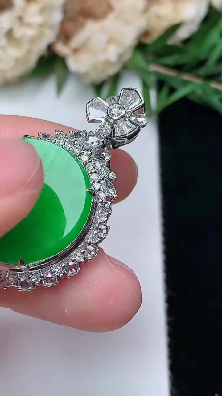 天然A货翡翠无事牌吊坠，尺寸34.5-22-10，裸石17.8，重量:7.26g
12月13日