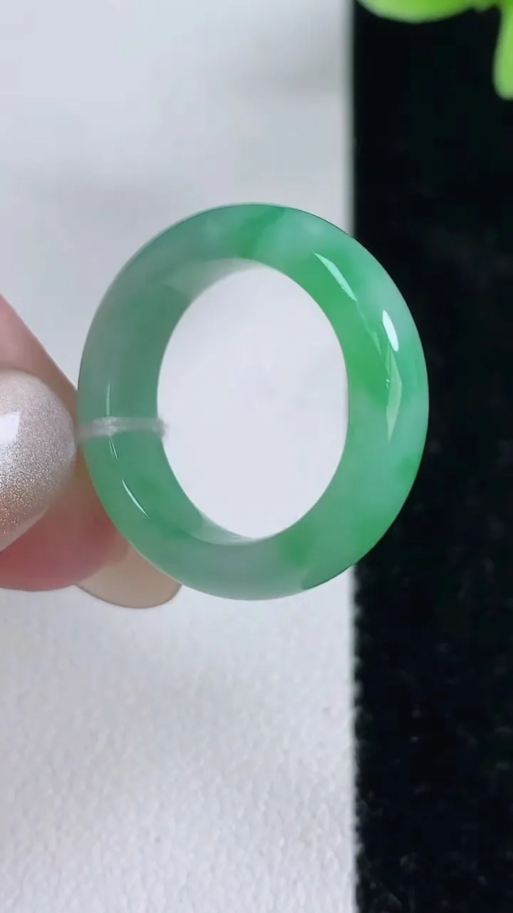 天然A货翡翠指环戒指，尺寸15.8-5.3-3.2，重量:3.39g2025年12月13日
工厂直销收藏佳品,种好水足，色泽均匀，有种有色，上手高大气！