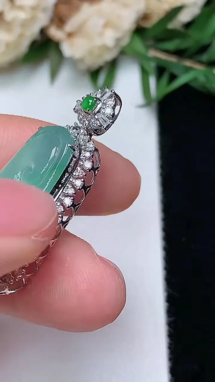 天然A货翡翠如意吊坠，尺寸31.4-13.5-7.4裸石21.7-10，重量:3.50g
12月13日