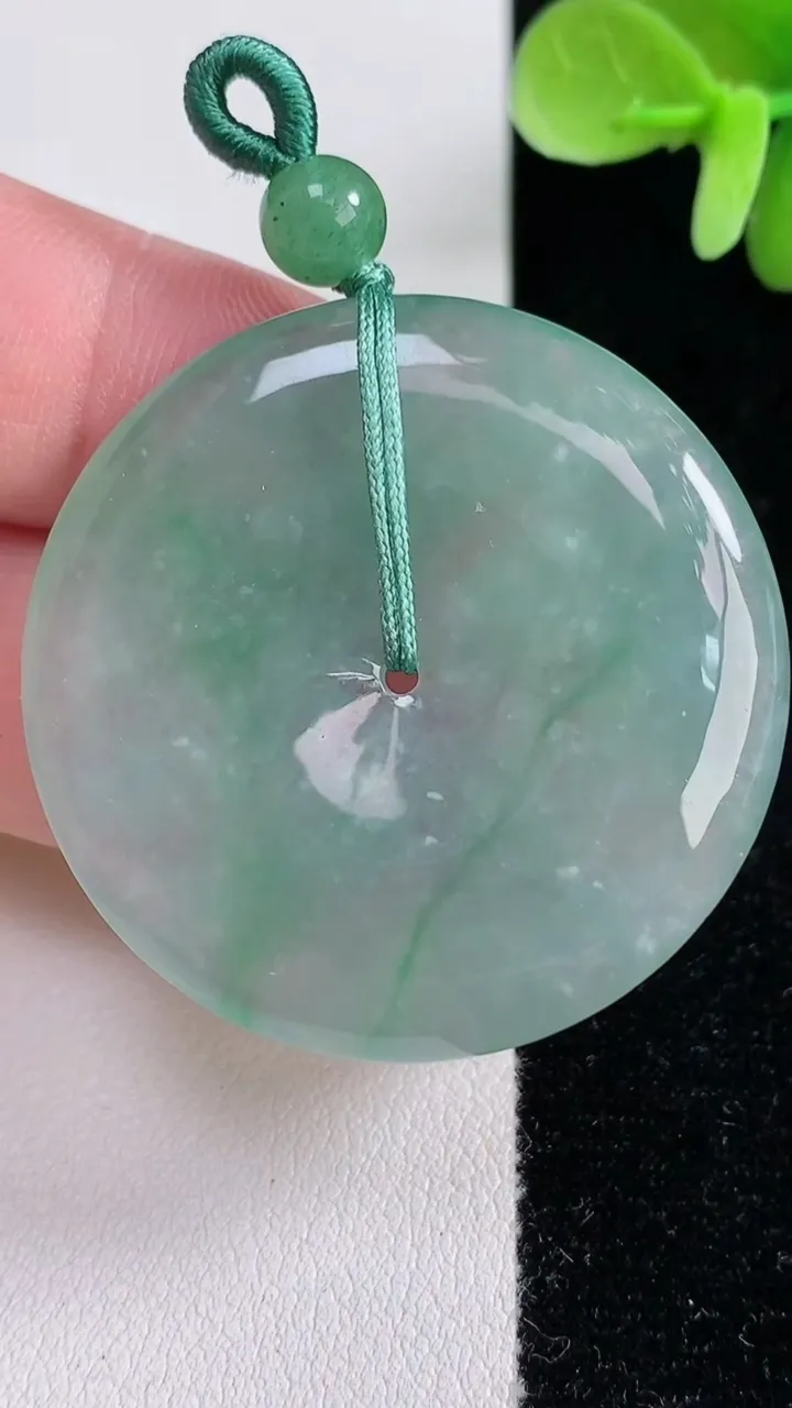 天然A货翡翠平安扣吊坠，尺寸38.6-5.3，重量:18.49g
12月13日