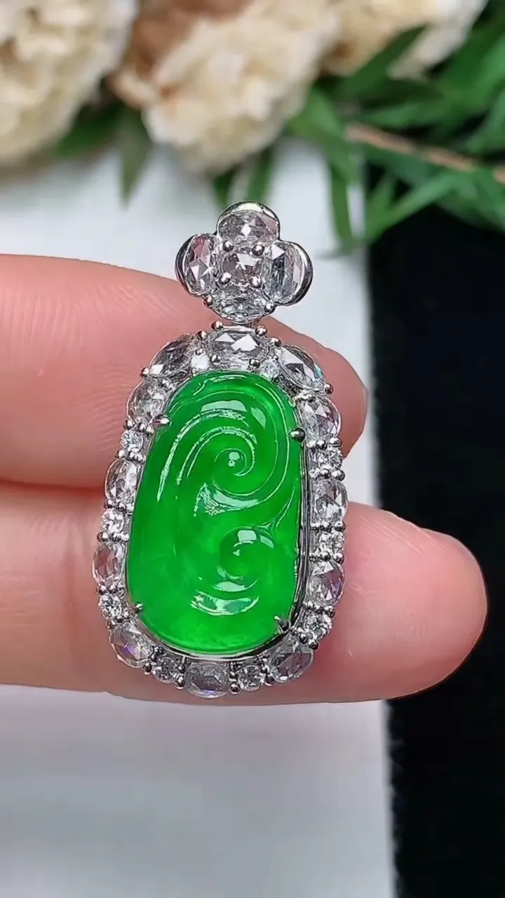 天然A货翡翠如意吊坠，尺寸28-14-9.5，裸石15.5-9.4，重量:4.05g
12月13日