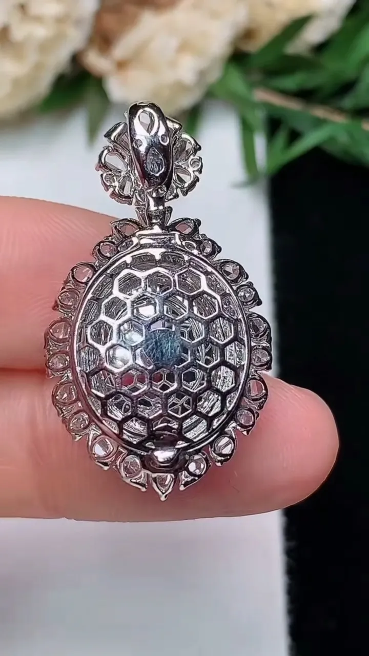 天然A货翡翠紫罗兰蛋面吊坠，尺寸30-17-13，裸石13.9-11.7，重量:4.97g
12月13日