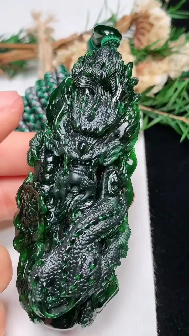 天然A货翡翠龙牌吊坠，尺寸82.5-34.7-15.4，重量:74.52g
12月13日