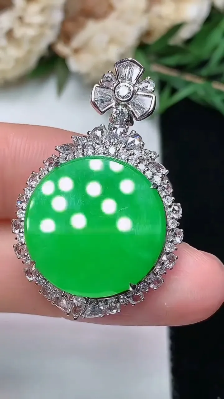 天然A货翡翠无事牌吊坠，尺寸34.5-22-10，裸石17.8，重量:7.26g
12月13日