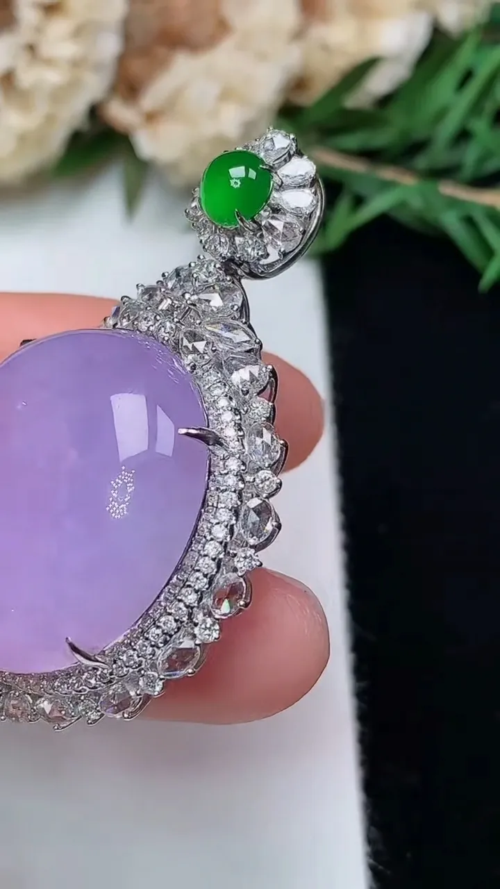 天然A货翡翠紫罗兰蛋面吊坠，尺寸43-26.4-15.8，裸石22.9-21，重量:15.74g
12月13日