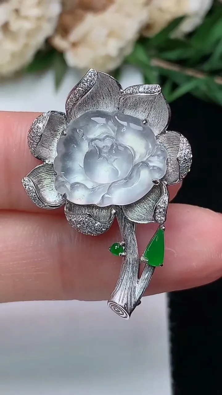 天然A货翡翠白冰花开富贵胸针 吊坠两用款，尺寸32.2-22-7.5
12月13日，重量:4.72g