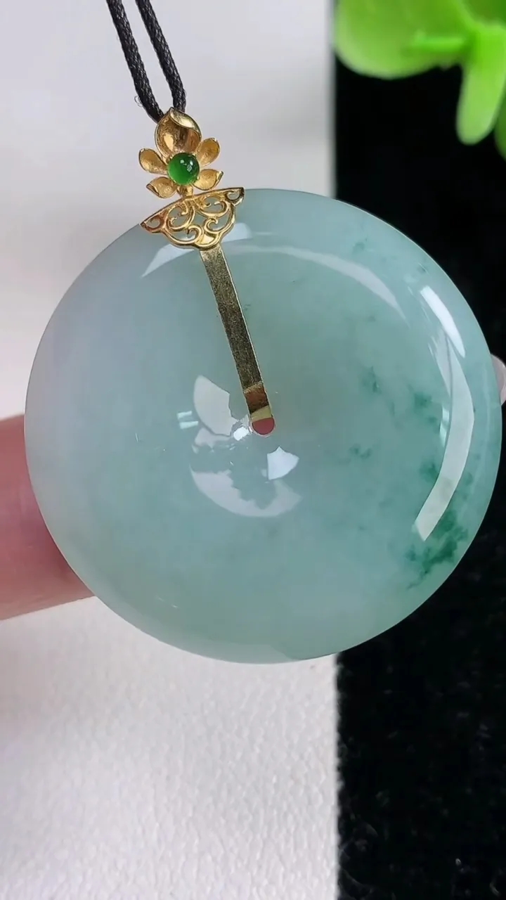 天然A货翡翠18K金飘花平安扣吊坠，尺寸31.6-5.6，重量:12.62g
12月13日