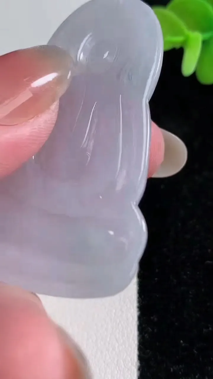 天然A货翡翠观音菩萨吊坠，尺寸53.4-35-5.1，重量:18.35g
12月13日