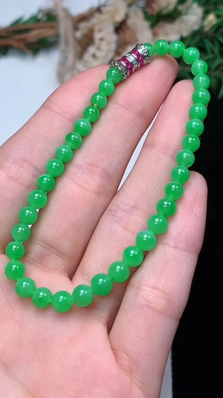 天然A货翡翠圆珠手串，尺寸4.4-37颗，重量:7.98g12月13日
工厂直销收藏佳品,种好水足，色泽均匀，有种有色，上手高大气！
