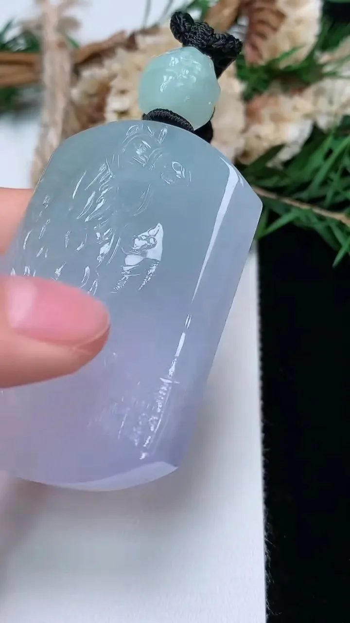 天然A货翡翠紫罗兰生肖马牌吊坠，尺寸51.9-37.4-11，重量:51.82g
12月13日