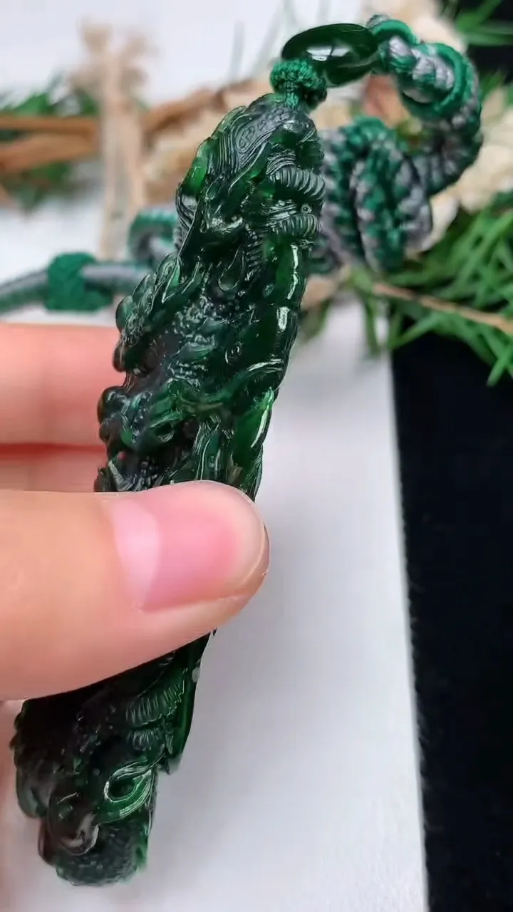 天然A货翡翠龙牌吊坠，尺寸82.5-34.7-15.4，重量:74.52g
12月13日