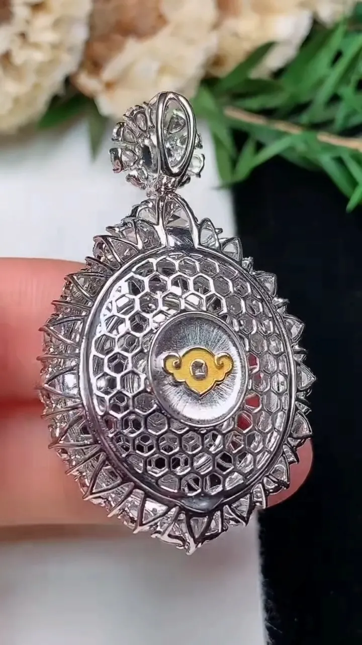 天然A货翡翠紫罗兰蛋面吊坠，尺寸43-26.4-15.8，裸石22.9-21，重量:15.74g
12月13日