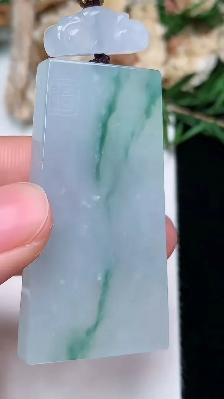 天然A货翡翠飘花无事牌吊坠，尺寸46.6-24.9-6，重量:22.72g
12月13日