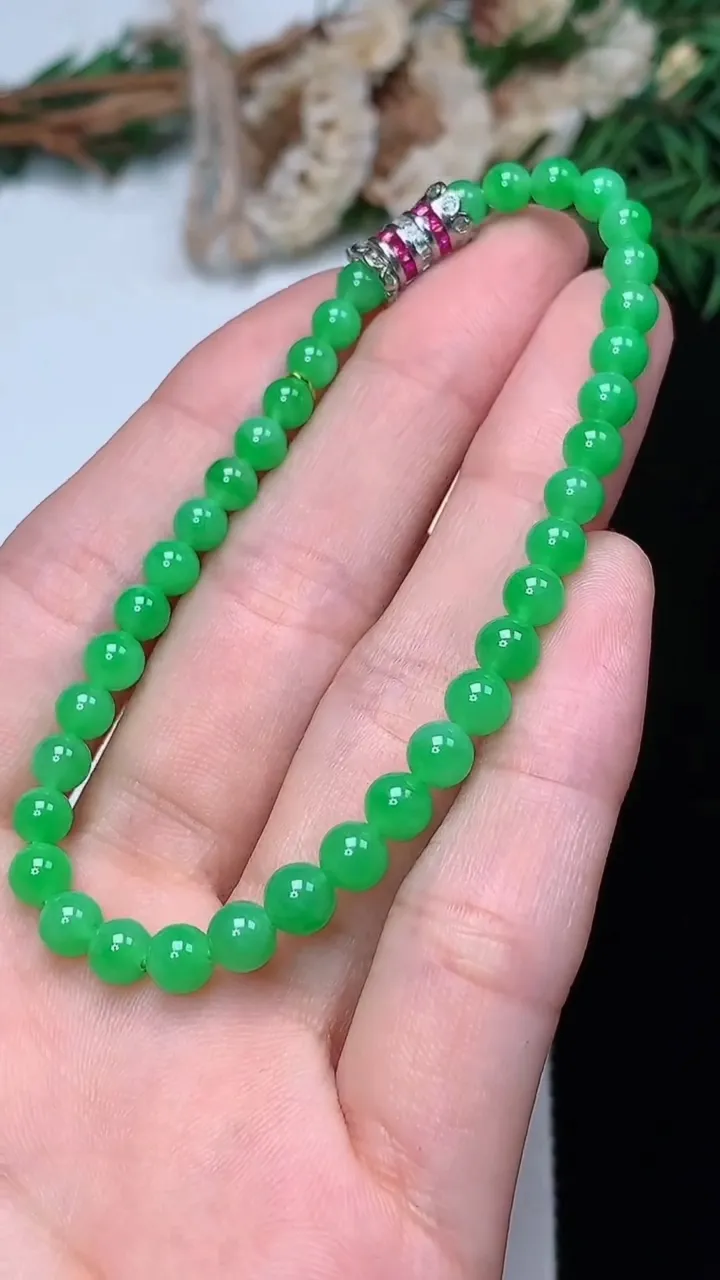 天然A货翡翠圆珠手串，尺寸4.4-37颗，重量:7.98g12月13日
工厂直销收藏佳品,种好水足，色泽均匀，有种有色，上手高大气！