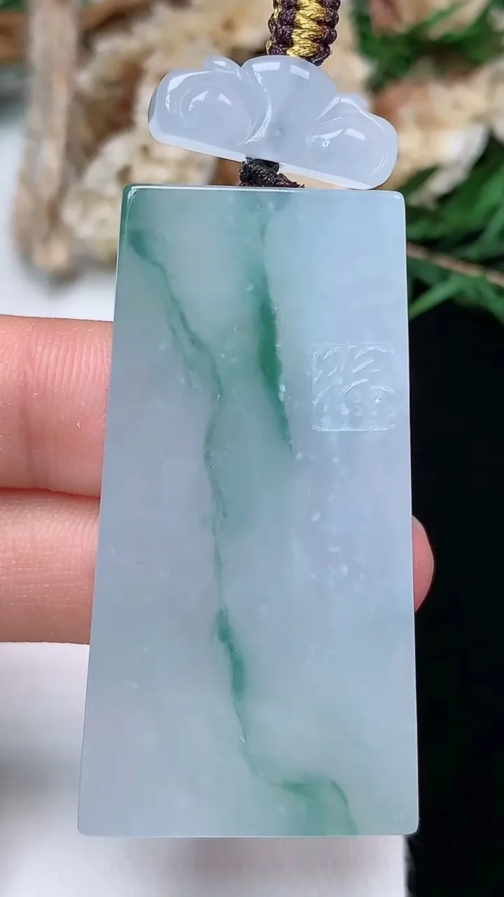 天然A货翡翠飘花无事牌吊坠，尺寸46.6-24.9-6，重量:22.72g
12月13日