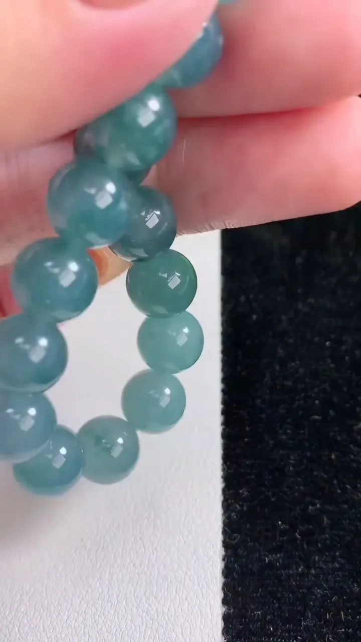 天然A货翡翠圆珠手串，尺寸9.5-20颗，重量:32.93g12月13日
工厂直销收藏佳品,种好水足，色泽均匀，有种有色，上手高大气！