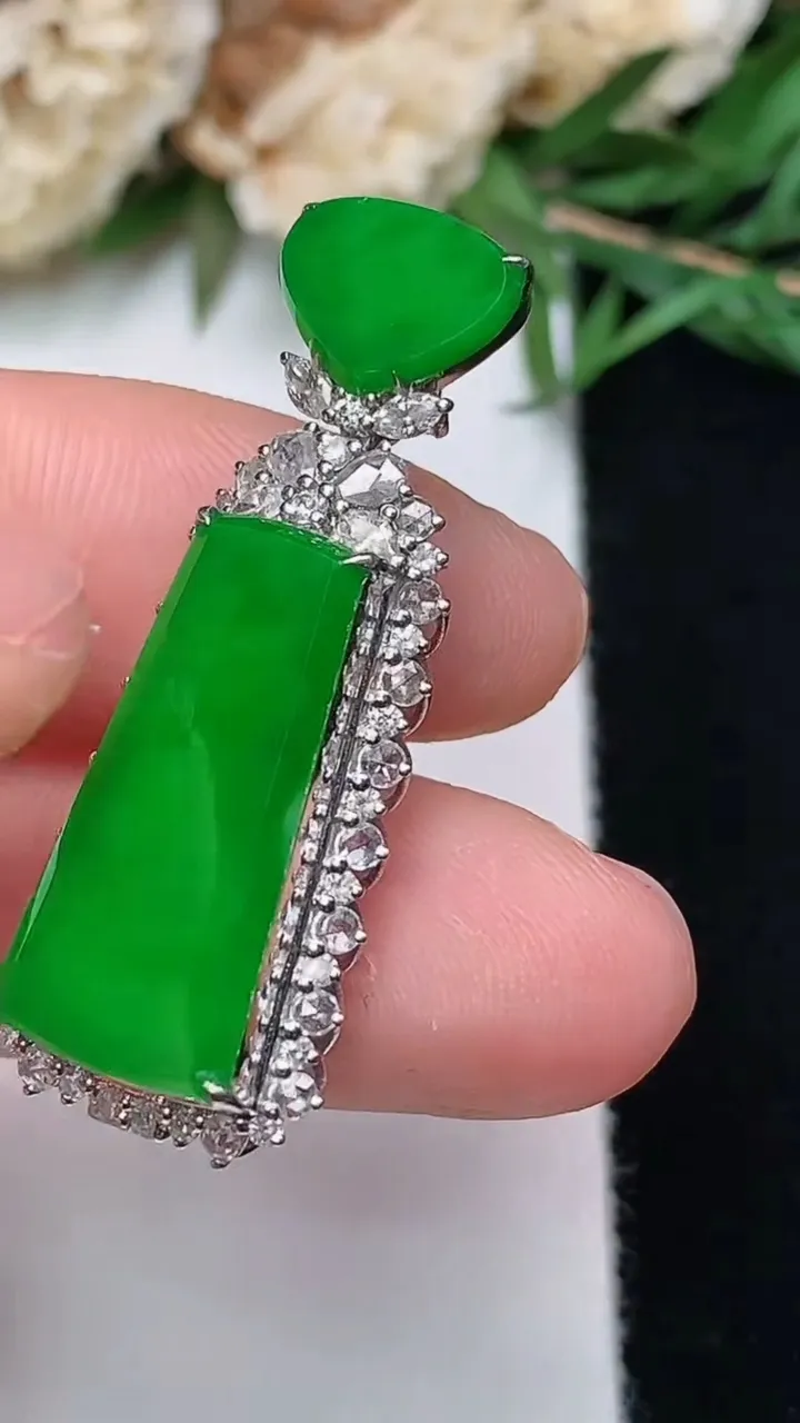 天然A货翡翠无事牌吊坠，尺寸35.4-14-8.7，裸石20.5-9.5，重量:4.88g
12月13日