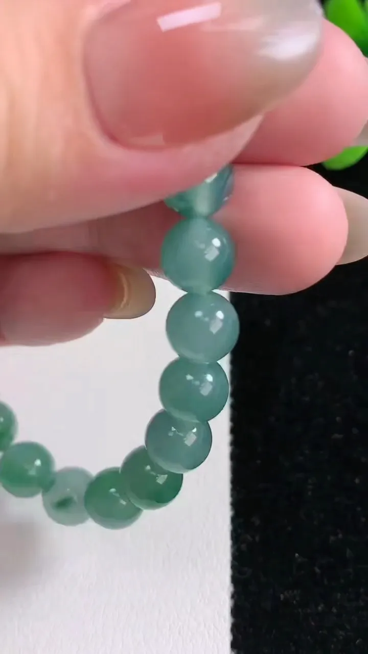 天然A货翡翠种蓝水圆珠手串，尺寸7.5-24颗，重量:20.17g12月13日
工厂直销收藏佳品,种好水足，色泽均匀，有种有色，上手高大气！