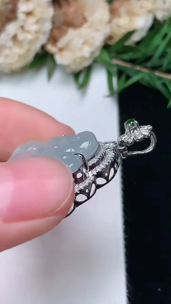 天然A货翡翠白冰佛公吊坠，尺寸35.5-31.3-10，裸石20.4-28.7，重量:7.13g
12月13日