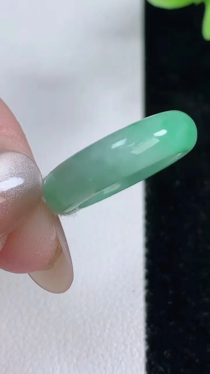 天然A货翡翠指环戒指，尺寸15.8-5.3-3.2，重量:3.39g2025年12月13日
工厂直销收藏佳品,种好水足，色泽均匀，有种有色，上手高大气！