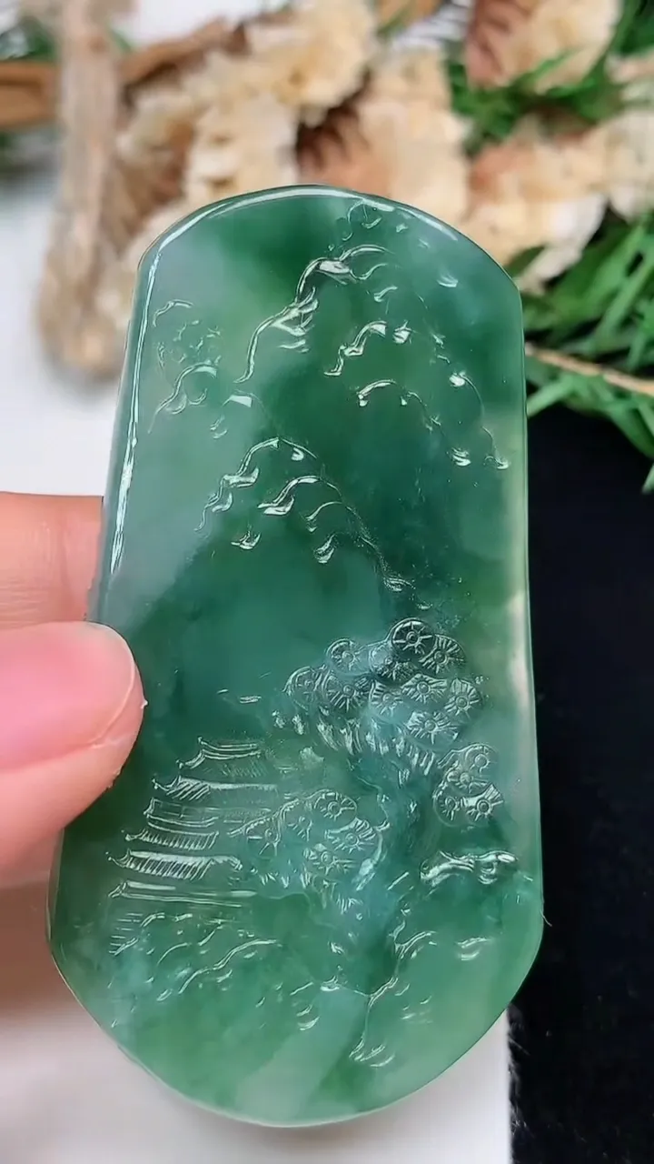 天然A货翡翠生肖虎吊坠，尺寸63-34.4-12.3，重量:52.72g
12月13日