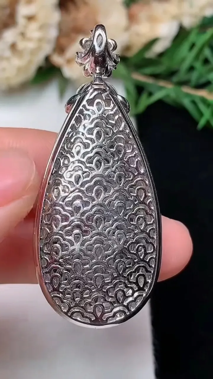 天然A货翡翠水滴吊坠，尺寸47.5-20.3-9.4裸石36-17，重量:13.34g
12月13日