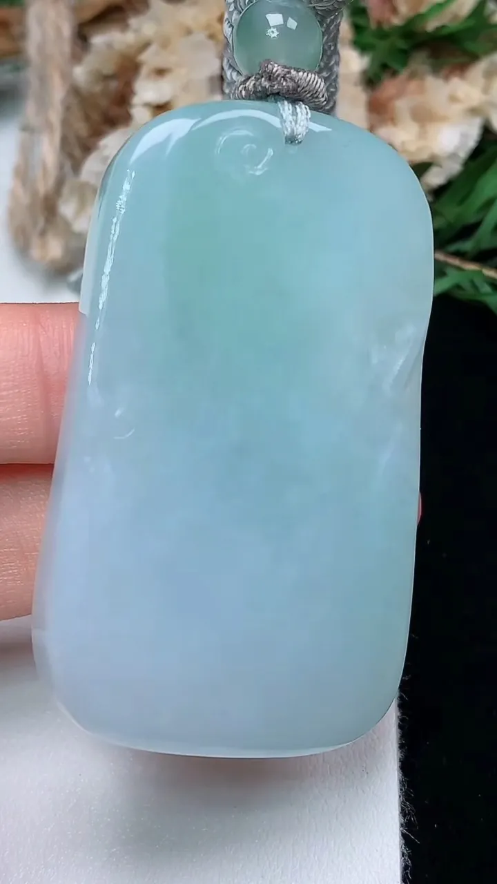 天然A货翡翠观音菩萨吊坠，尺寸53-31.5-11.9，重量:47.12g
12月13日