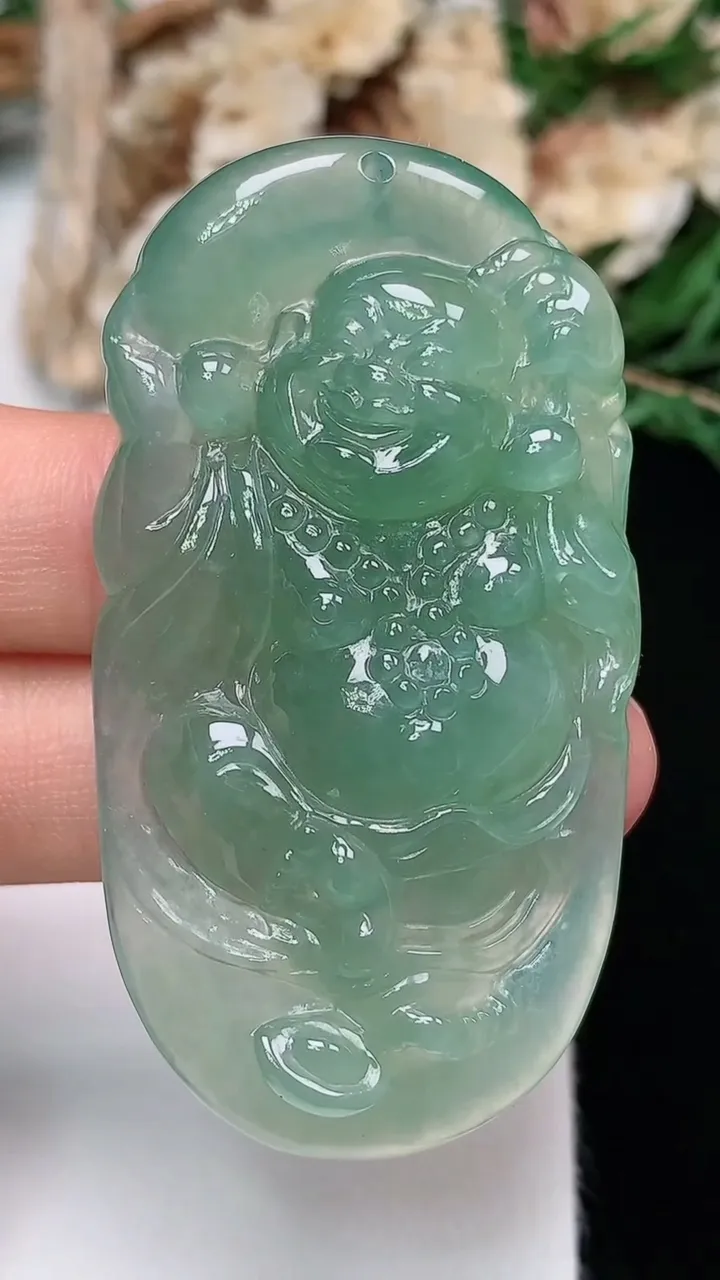 天然A货翡翠逍遥佛吊坠，尺寸52.4-28.3-8，重量:20.19g
12月13日