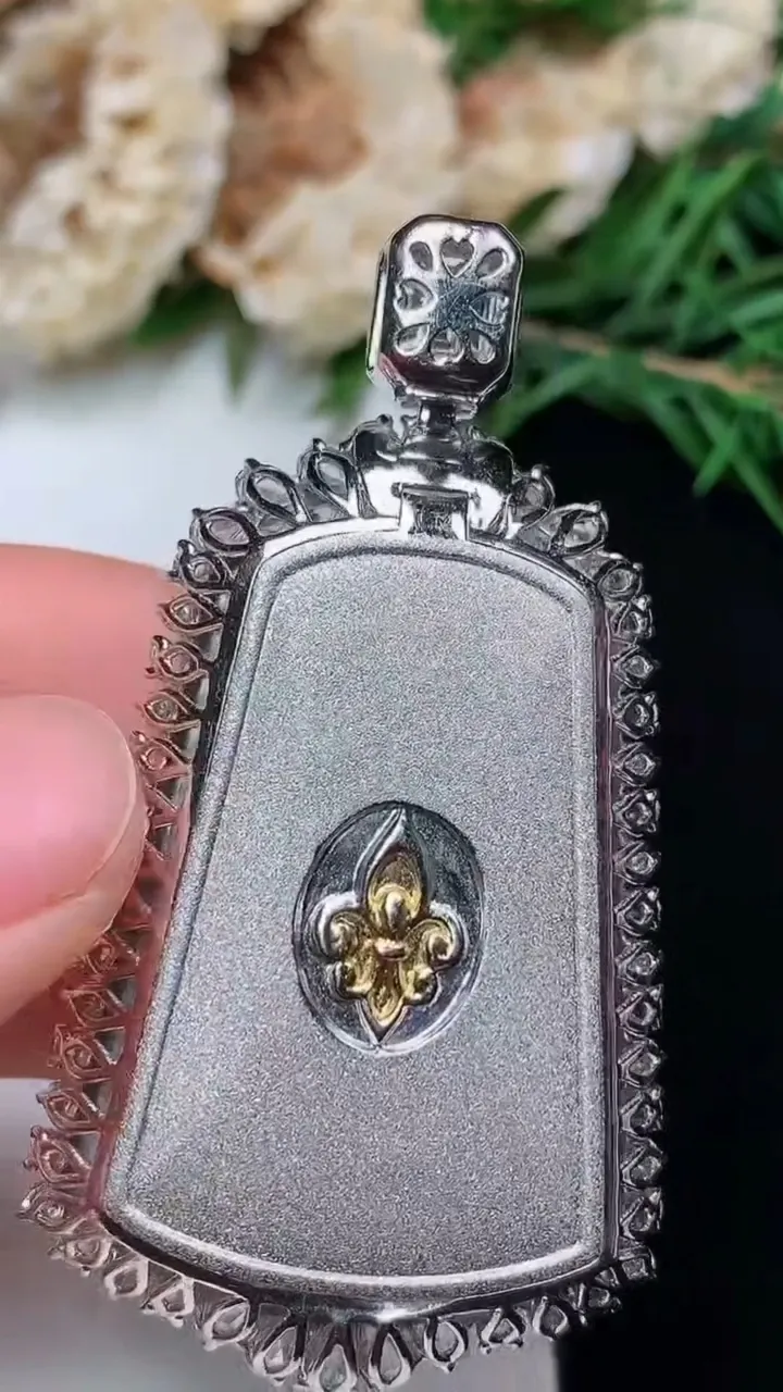 天然A货翡翠无事牌吊坠，尺寸54.8-29.7-11.6，裸石36.9-26.2，重量:28.05g
12月13日