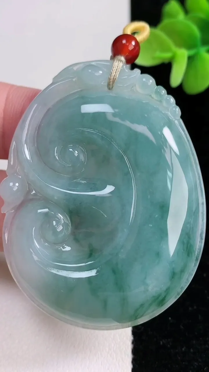 天然A货翡翠飘花如意吊坠，尺寸55.2-42.3-6，重量:26.03g
12月13日