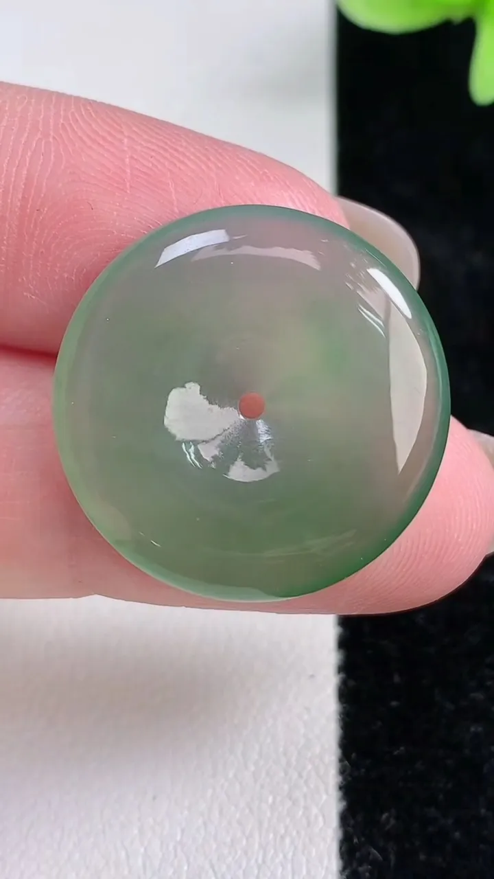 天然A货翡翠平安扣吊坠，尺寸24.2-4，重量:5.53g
12月13日