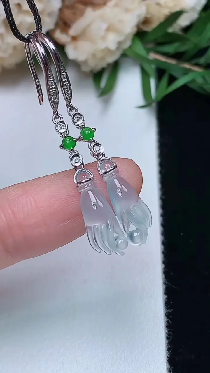 天然A货翡翠白冰掌上明珠耳坠，尺寸13.7-5.2-2.6，重量:1.62g12月13日
工厂直销收藏佳品,种好水足，色泽均匀，有种有色，上手高大气！