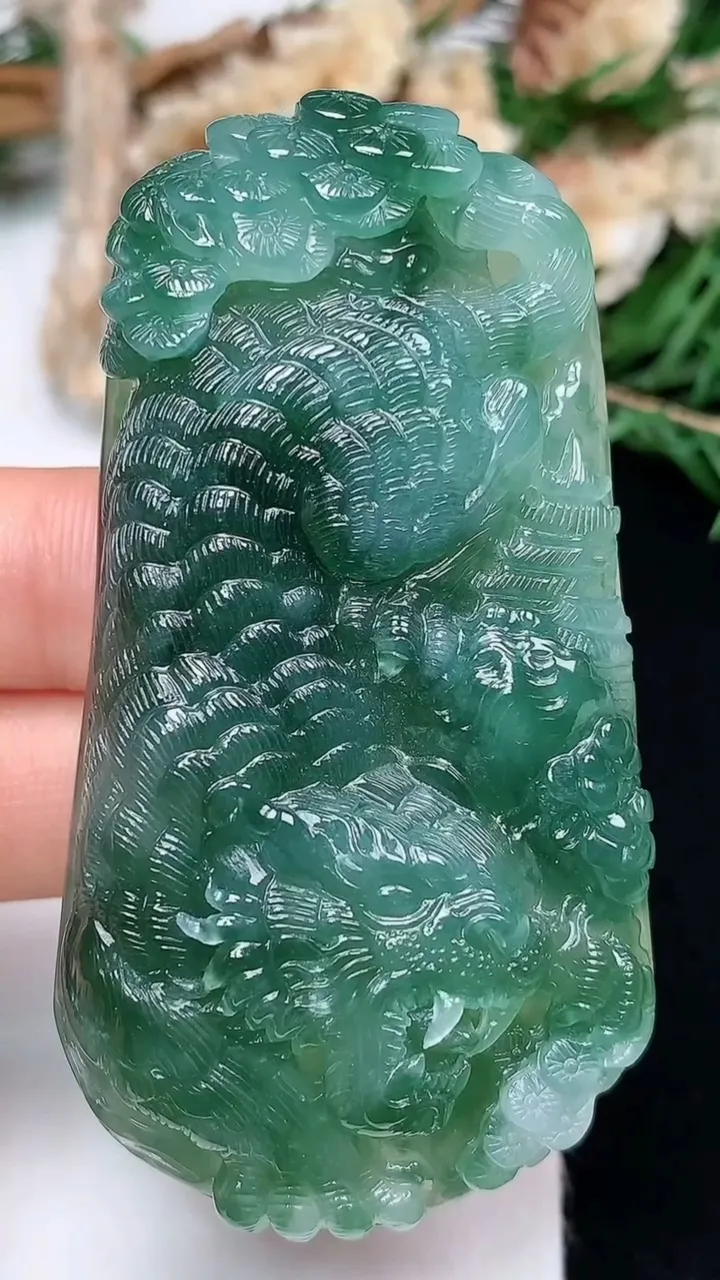 天然A货翡翠生肖虎吊坠，尺寸63-34.4-12.3，重量:52.72g
12月13日