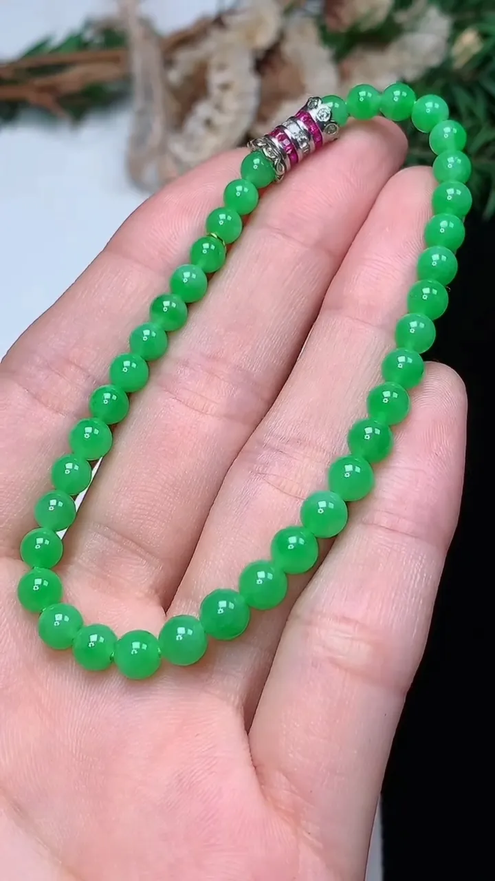 天然A货翡翠圆珠手串，尺寸4.4-37颗，重量:7.98g12月13日
工厂直销收藏佳品,种好水足，色泽均匀，有种有色，上手高大气！