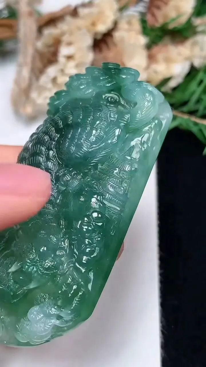 天然A货翡翠生肖虎吊坠，尺寸63-34.4-12.3，重量:52.72g
12月13日