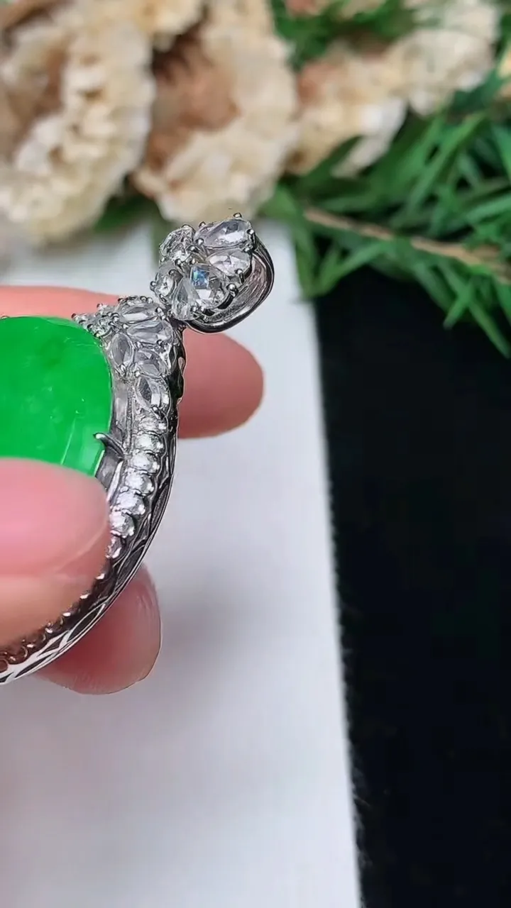 天然A货翡翠无事牌吊坠，尺寸44-31.6-10.8，裸石28.2，重量:15.36g
12月13日