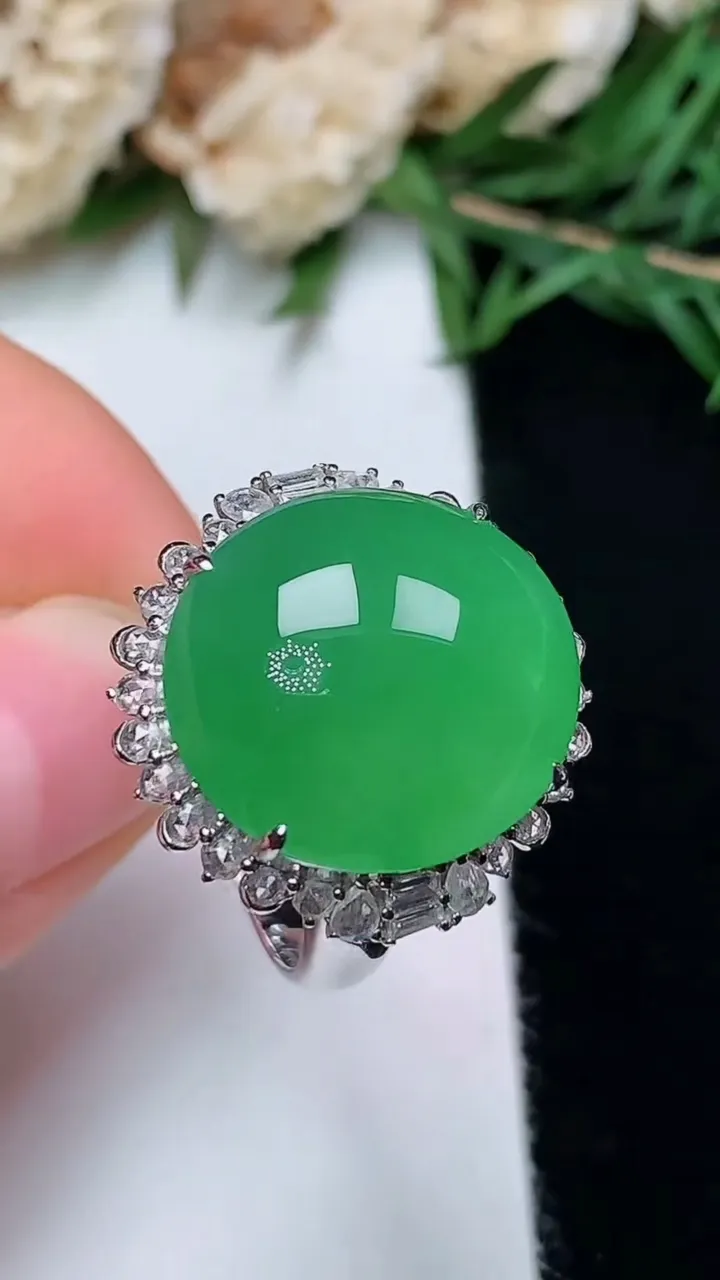 天然A货翡翠蛋面戒指，尺寸17.7-17-15.6，重量:8.36g2025年12月13日
工厂直销收藏佳品,种好水足，色泽均匀，有种有色，上手高大气！