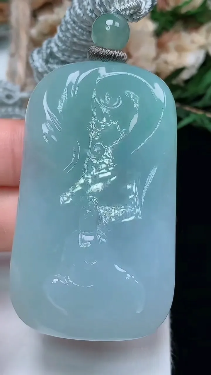 天然A货翡翠观音菩萨吊坠，尺寸53-31.5-11.9，重量:47.12g
12月13日