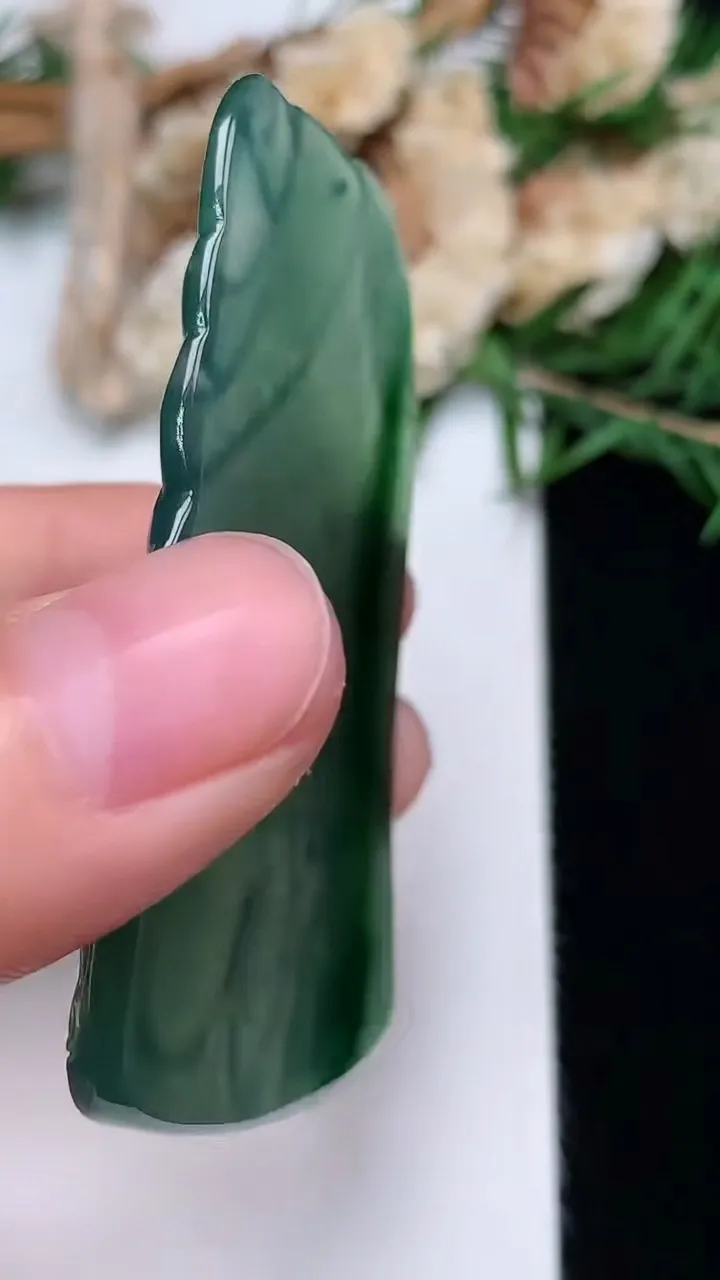 天然A货翡翠蓝水观音头吊坠，尺寸57.2-36.2-5.2，重量:19.01g
12月13日