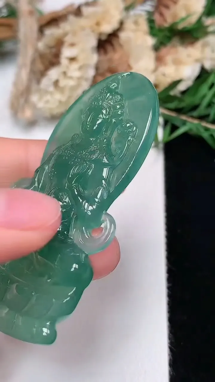 天然A货翡翠蓝水大势至观音菩萨吊坠，尺寸57.9-33-5.8，重量:19.58g
12月13日