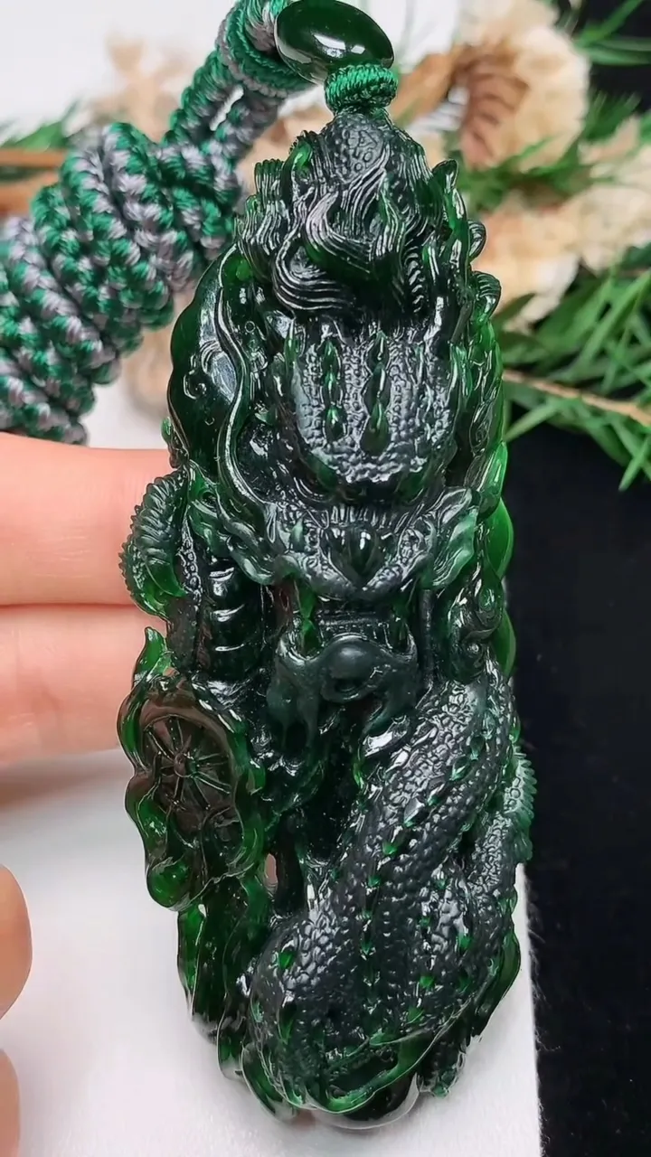 天然A货翡翠龙牌吊坠，尺寸82.5-34.7-15.4，重量:74.52g
12月13日