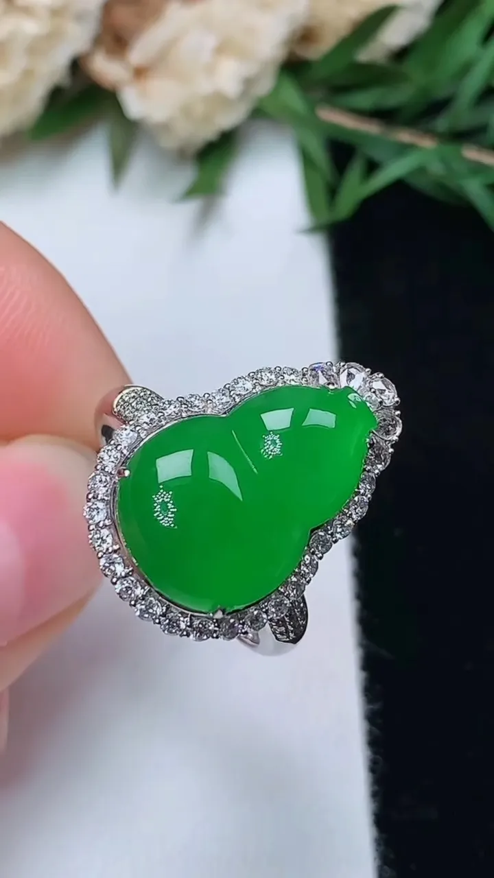 天然A货翡翠葫芦戒指 吊坠两用款，尺寸17-15.9-11，重量:6.02g2025年12月13日
